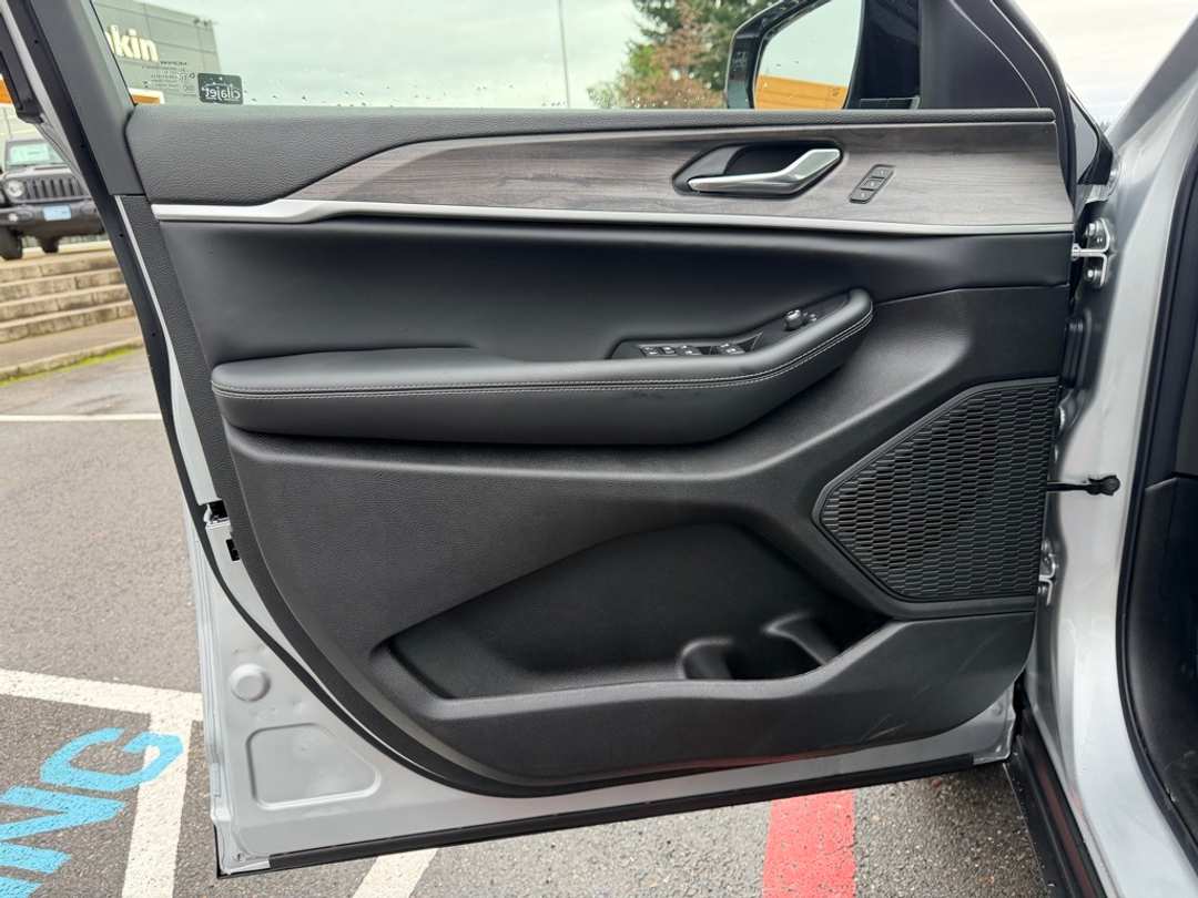 2025 Jeep Grand Cherokee Limited - Image 12