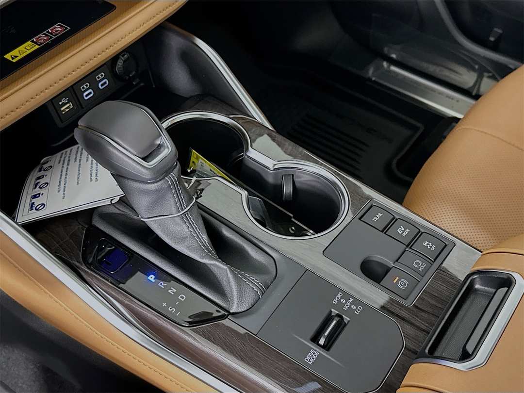 2026 Toyota Highlander Platinum - Image 17