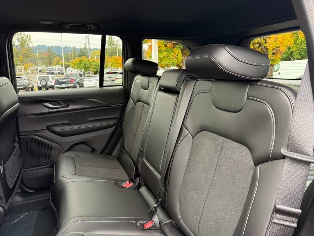 2025 Jeep Grand Cherokee Altitude X - Image 27