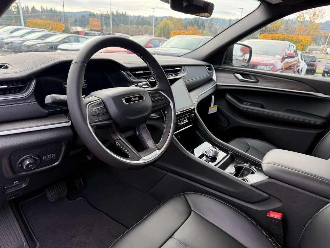 2025 Jeep Grand Cherokee L Limited - Image 17