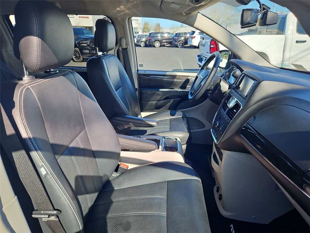 2012 Chrysler Town & Country TouringL - Image 28