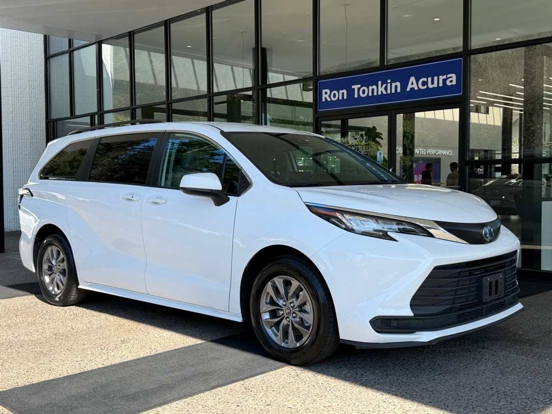 2023 Toyota Sienna LE - Image 2