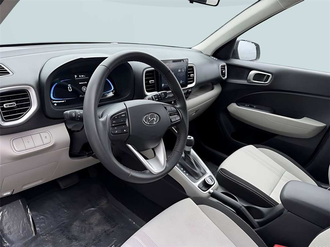 2025 Hyundai Venue SEL - Image 15