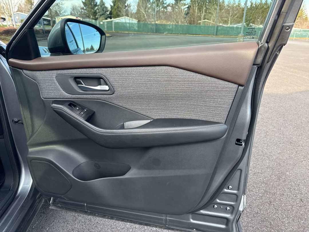 2022 Nissan Rogue SV - Image 24