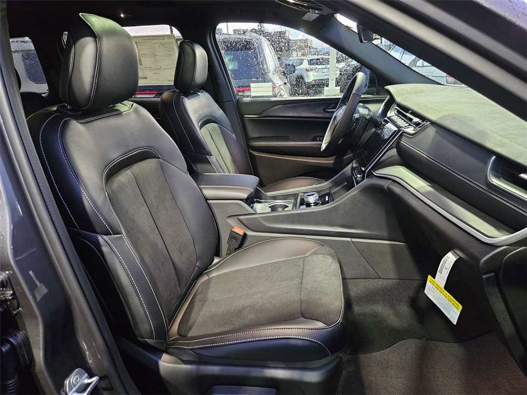 2025 Jeep Grand Cherokee Altitude X - Image 35