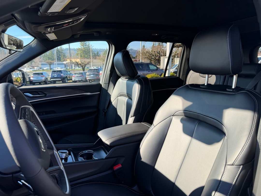 2025 Jeep Grand Cherokee Limited - Image 16