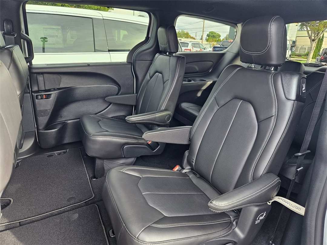 2026 Chrysler Voyager LX - Image 28