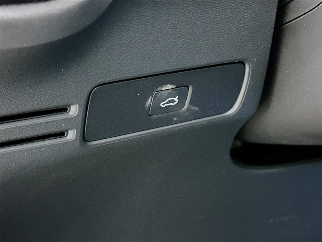 2023 Volvo C40 Recharge Pure Twin Plus - Image 10