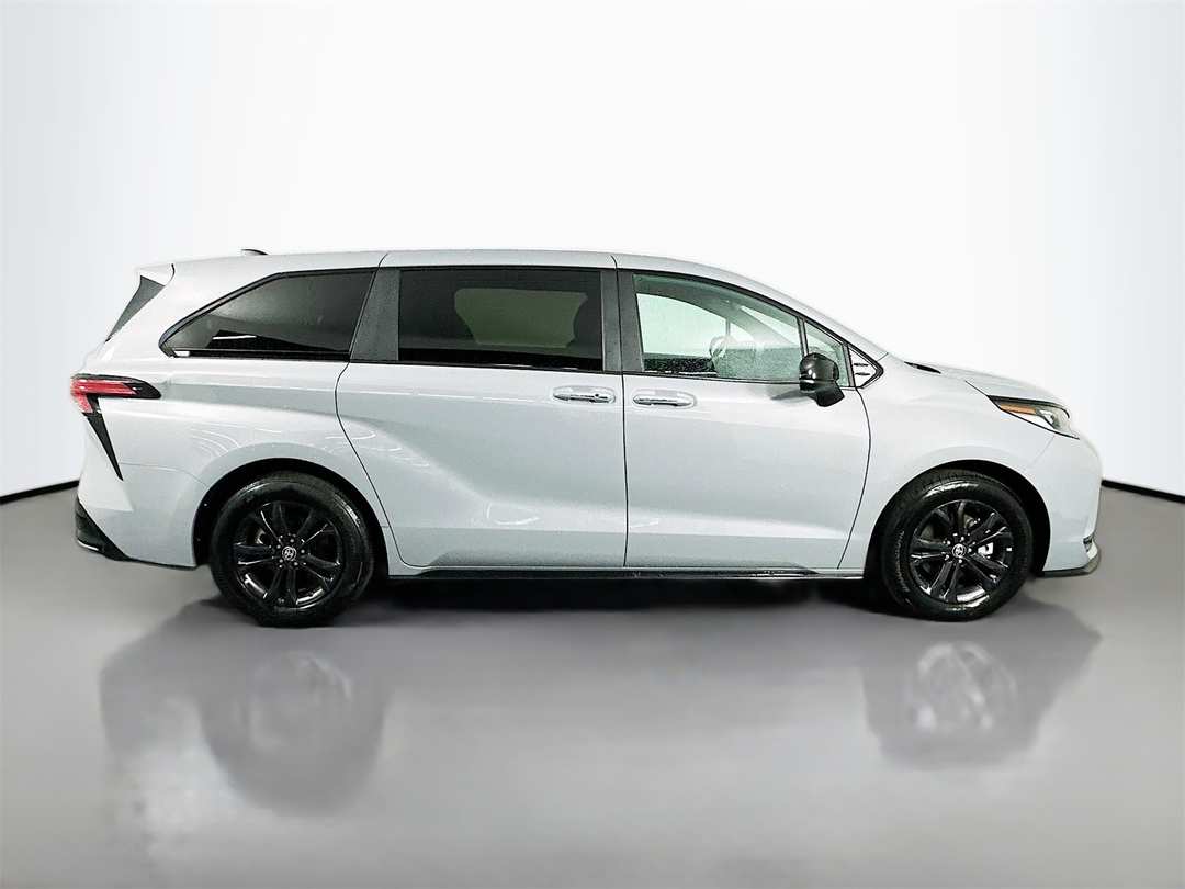 2025 Toyota Sienna XSE - Image 8