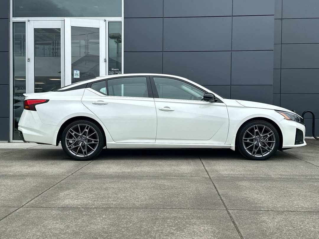 2024 Nissan Altima 2.0 SR - Image 2