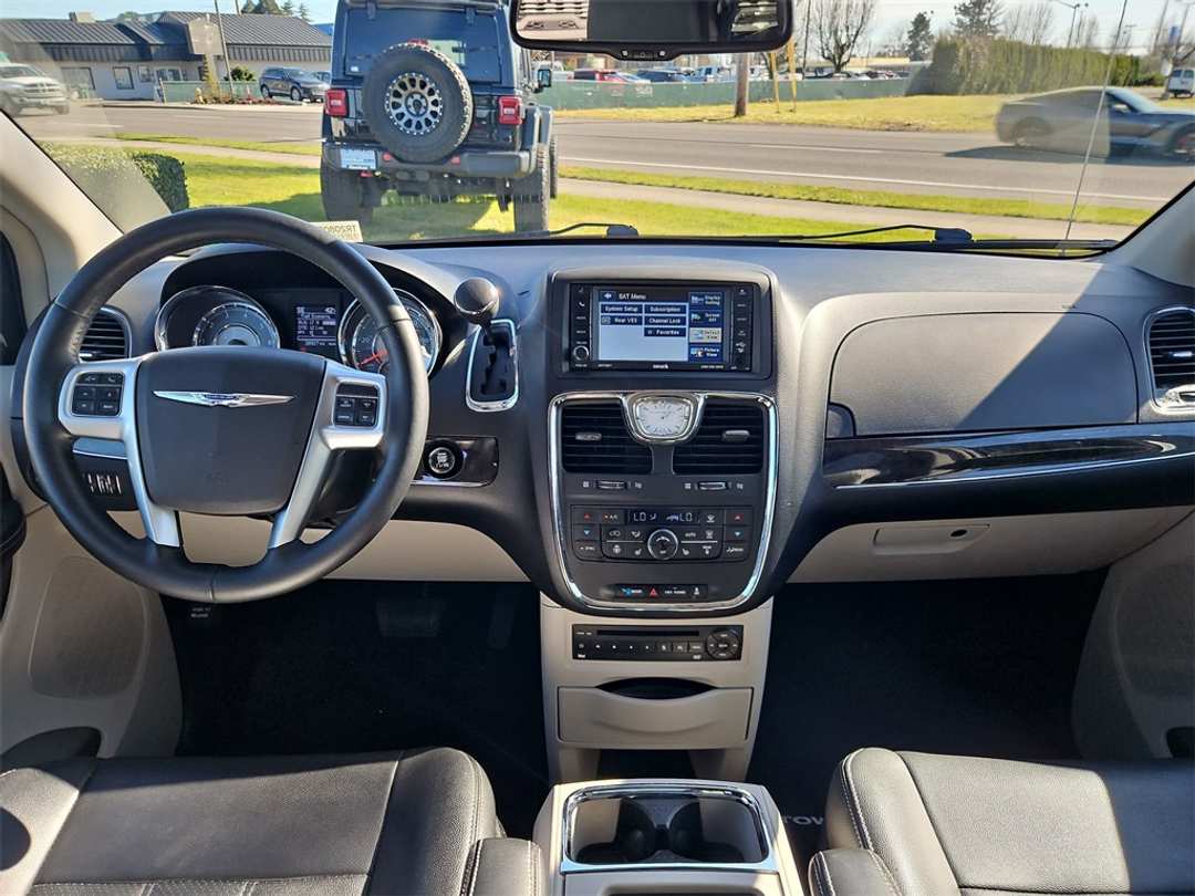 2012 Chrysler Town & Country TouringL - Image 22