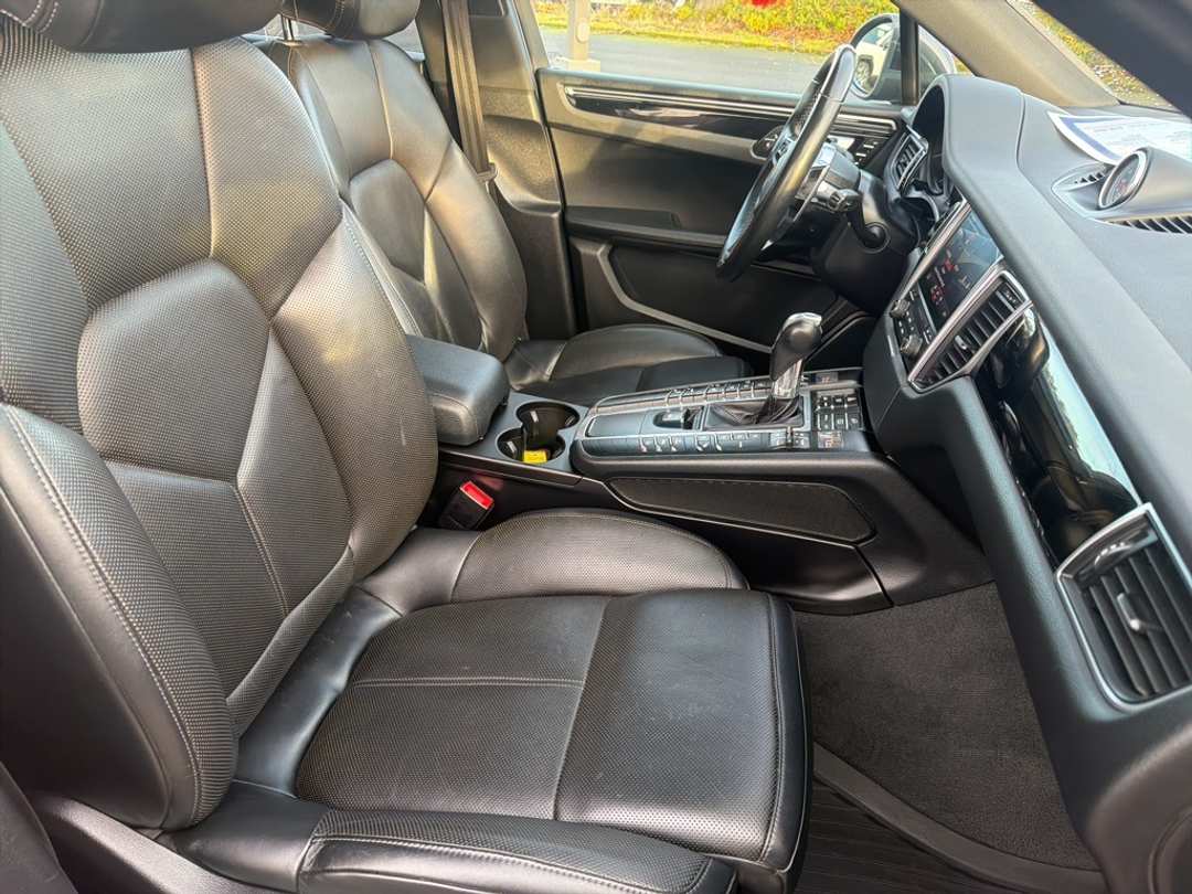 2018 Porsche Macan Base - Image 29