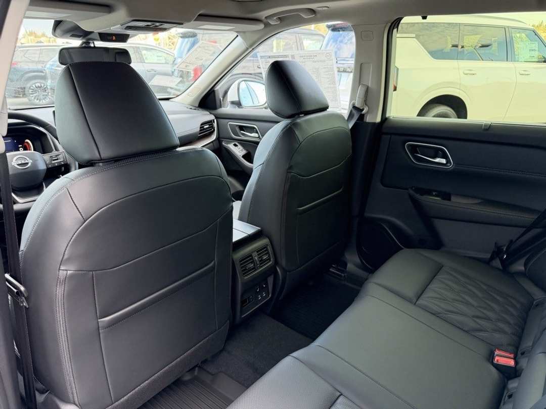 2026 Nissan Rogue Platinum - Image 32