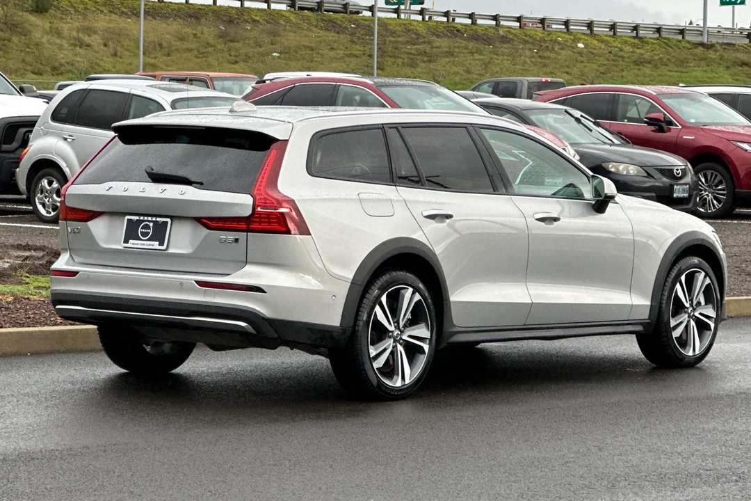 2025 Volvo V60 Cross Country B5 Plus - Image 3