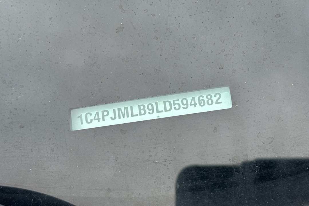 2020 Jeep Cherokee Altitude - Image 2