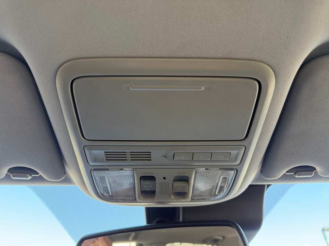 2017 Honda Pilot Touring - Image 29