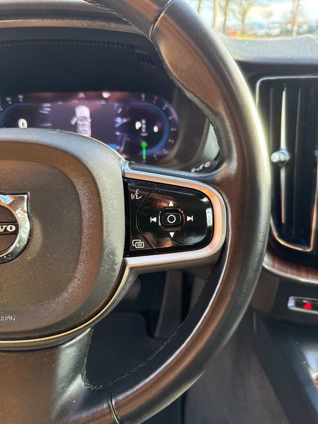 2023 Volvo Xc60 B5 Plus Dark Theme - Image 33