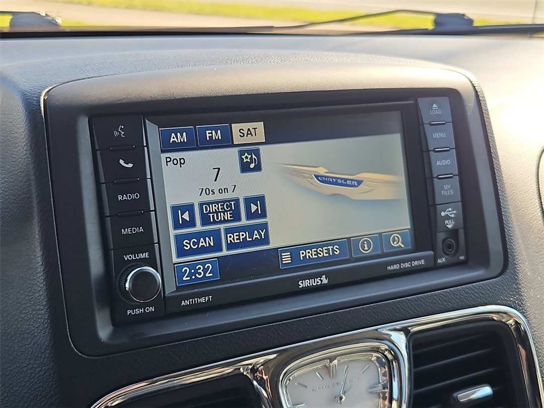 2012 Chrysler Town & Country TouringL - Image 17