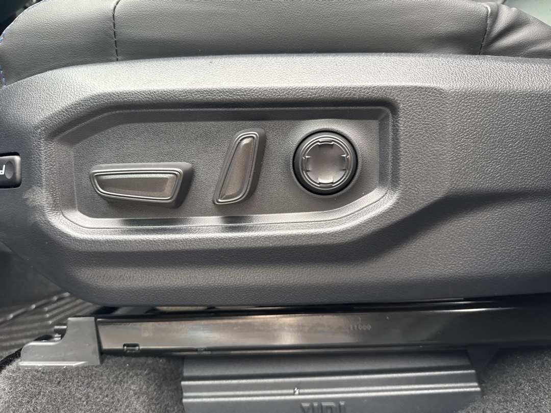 2024 Toyota Tundra Platinum - Image 12