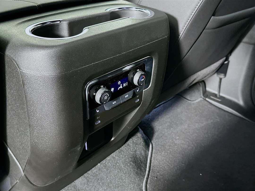 2025 Chevrolet Suburban Premier - Image 27