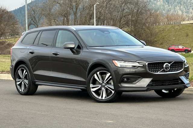 2025 Volvo V60 Cross Country B5 Plus