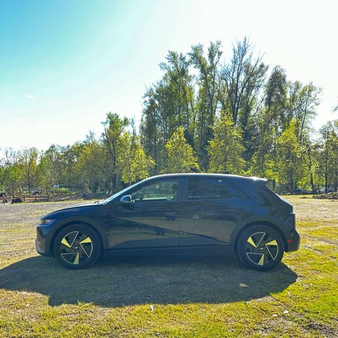 2025 Hyundai Ioniq 5 SE - Image 3