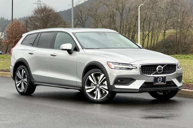 2025 Volvo V60 Cross Country B5 Plus