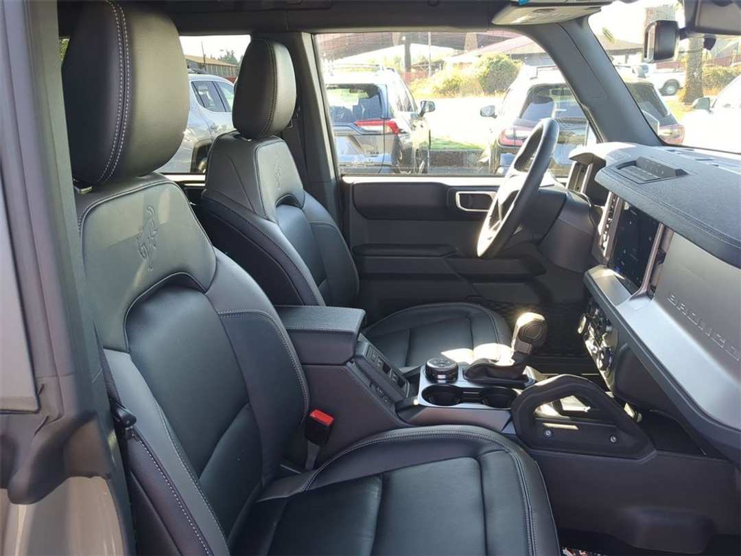 2025 Ford Bronco Outer Banks - Image 29