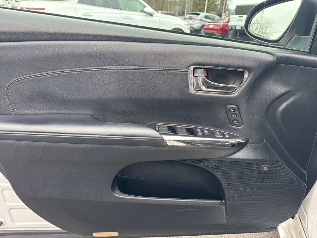 2016 Toyota Avalon - Image 13