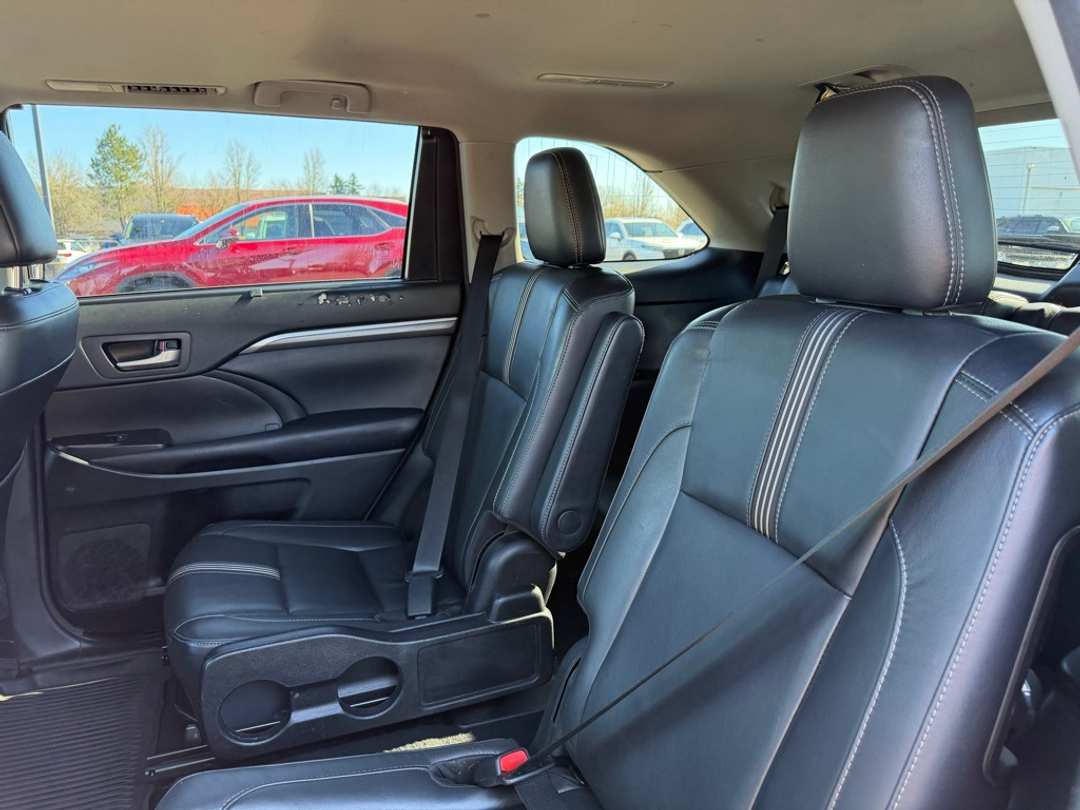 2018 Toyota Highlander SE - Image 30
