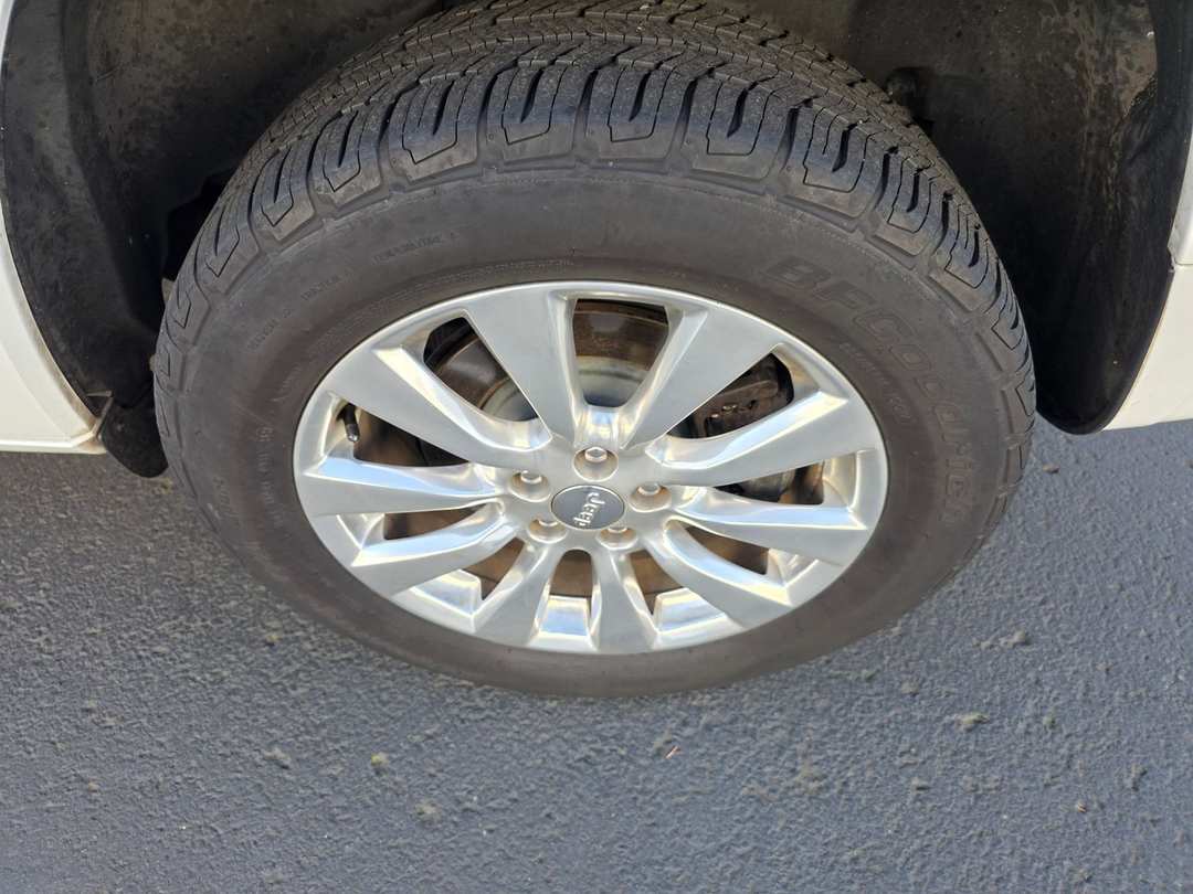 2016 Jeep Cherokee Overland - Image 11