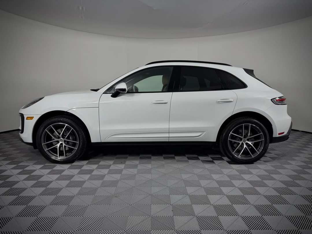2024 Porsche Macan - Image 2
