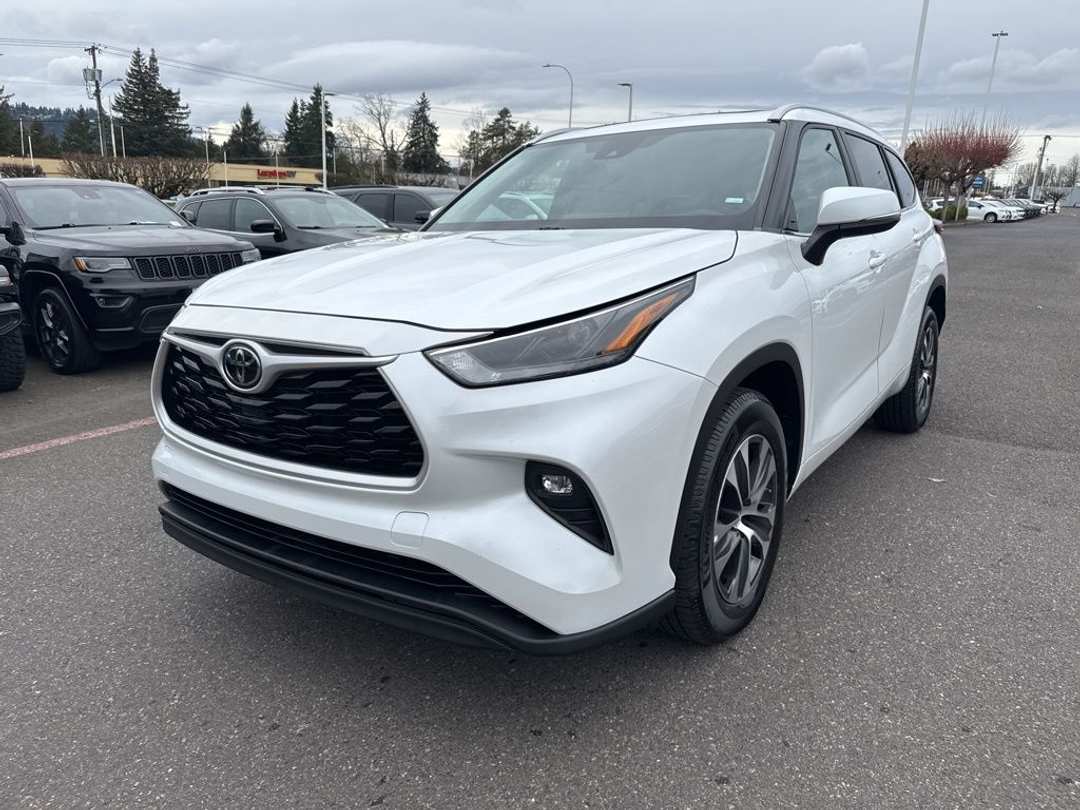 2023 Toyota Highlander L - Image 3