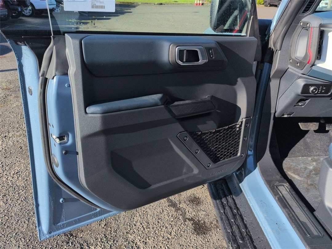 2025 Ford Bronco Heritage Edition - Image 9