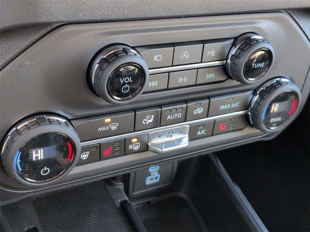 2025 Ford Bronco Outer Banks - Image 19