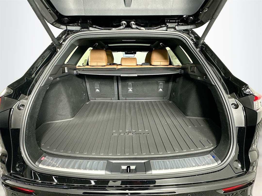 2025 Toyota Crown Signia Limited - Image 28