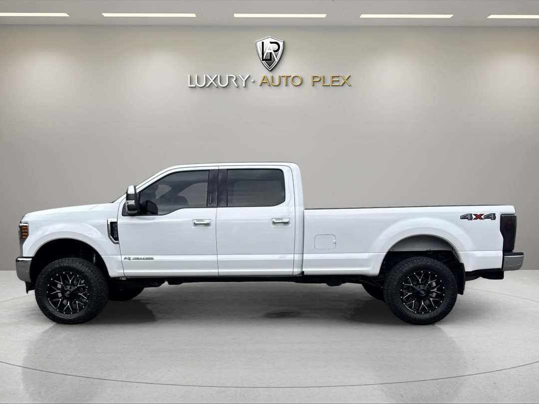 2019 Ford F350 Super Duty Crew XLT 8 FT LOW MILES 74,000 LIFTED - Image 2