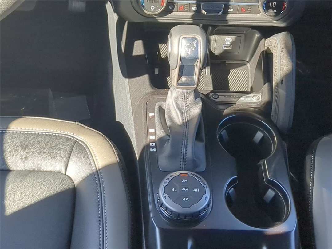 2025 Ford Bronco Outer Banks - Image 16