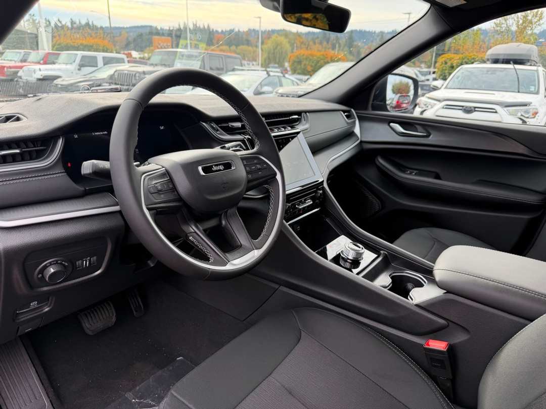 2025 Jeep Grand Cherokee Laredo X - Image 17