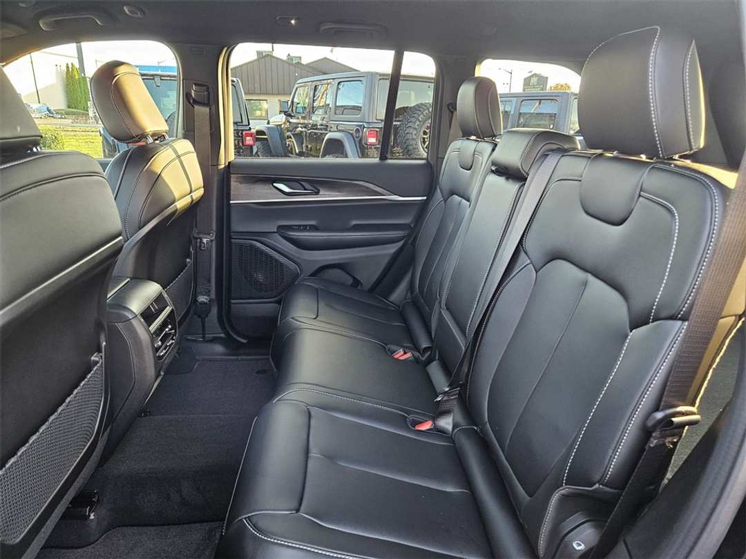 2025 Jeep Grand Cherokee Limited - Image 28