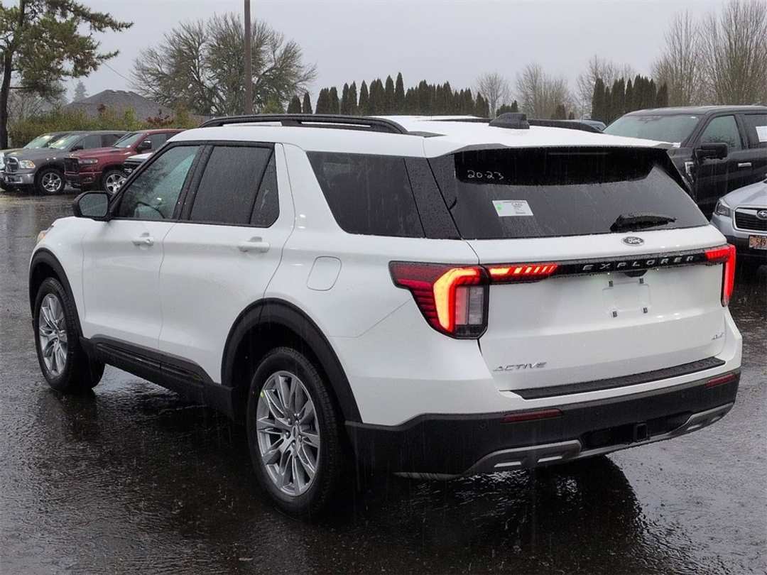 2026 Ford Explorer Active - Image 3