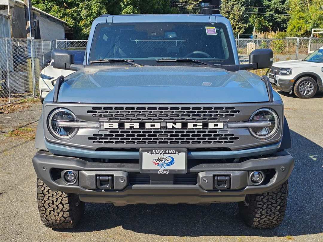 2025 Ford Bronco Badlands - Image 2