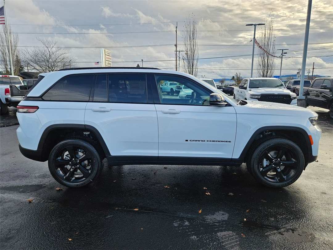 2025 Jeep Grand Cherokee Altitude X - Image 7