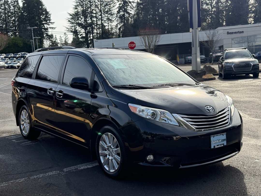 2017 Toyota Sienna XLE - Image 2