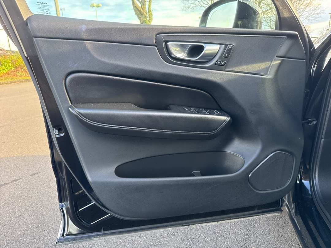 2023 Volvo Xc60 B5 Plus Dark Theme - Image 11