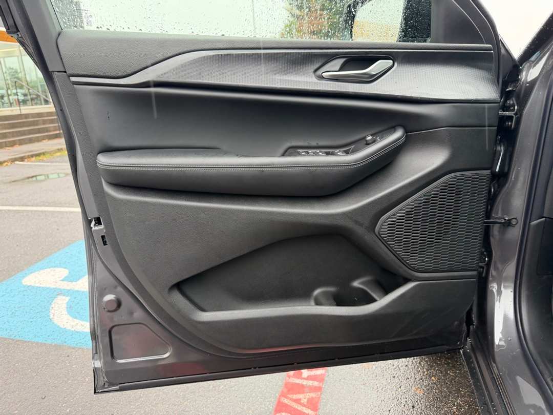 2025 Jeep Grand Cherokee L Altitude X - Image 11