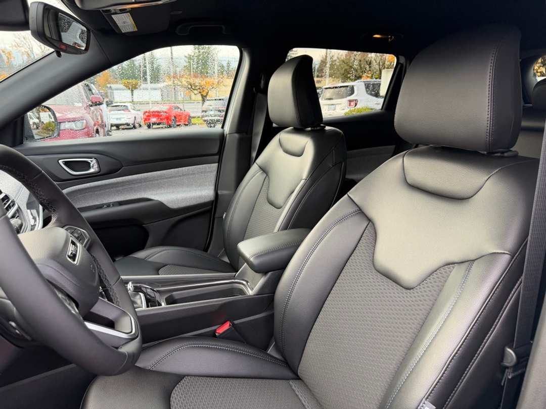 2026 Jeep Compass Latitude - Image 14