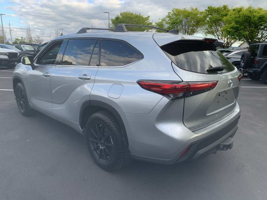 2022 Toyota Highlander LE - Image 2