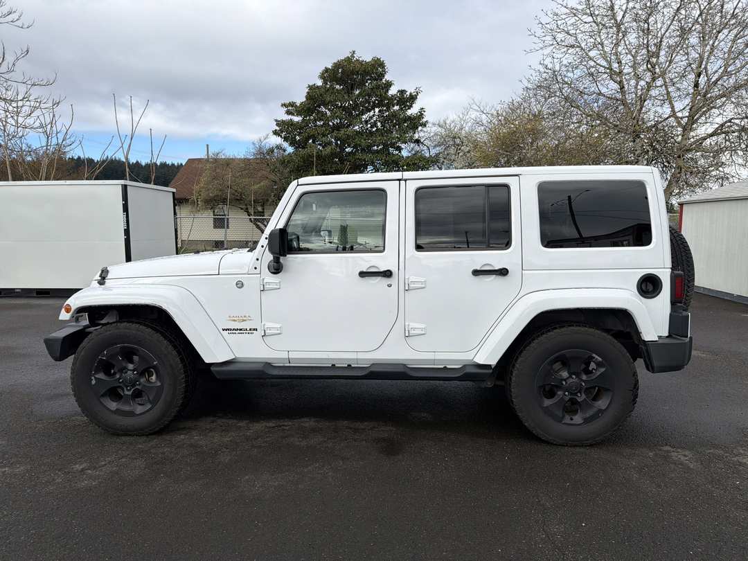 2014 Jeep Wrangler Unlimited Sahara - Image 2