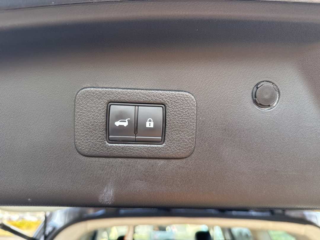 2023 Nissan Armada SL - Image 20